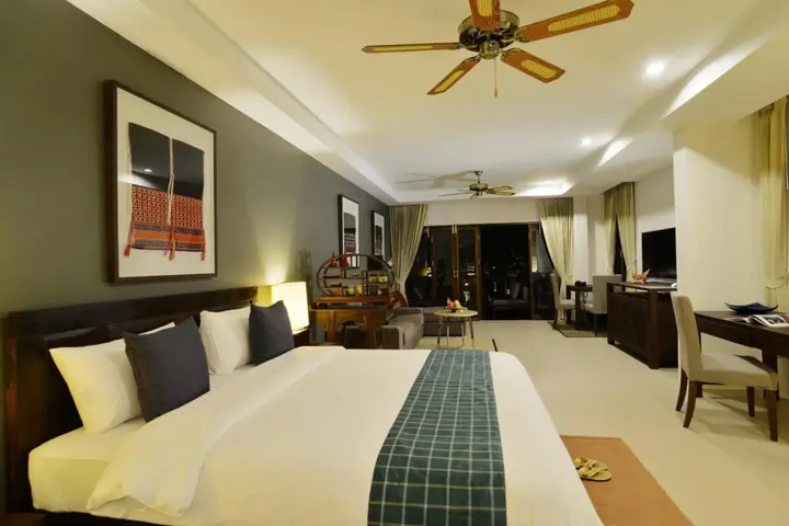 Паи: The Quarter Hotel