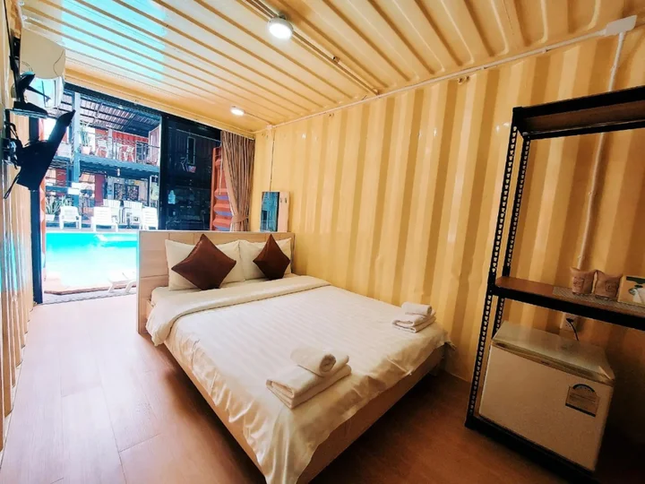 Чумпхон: Retro Box Hotel