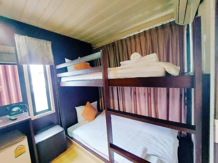 Чумпхон: Retro Box Hotel