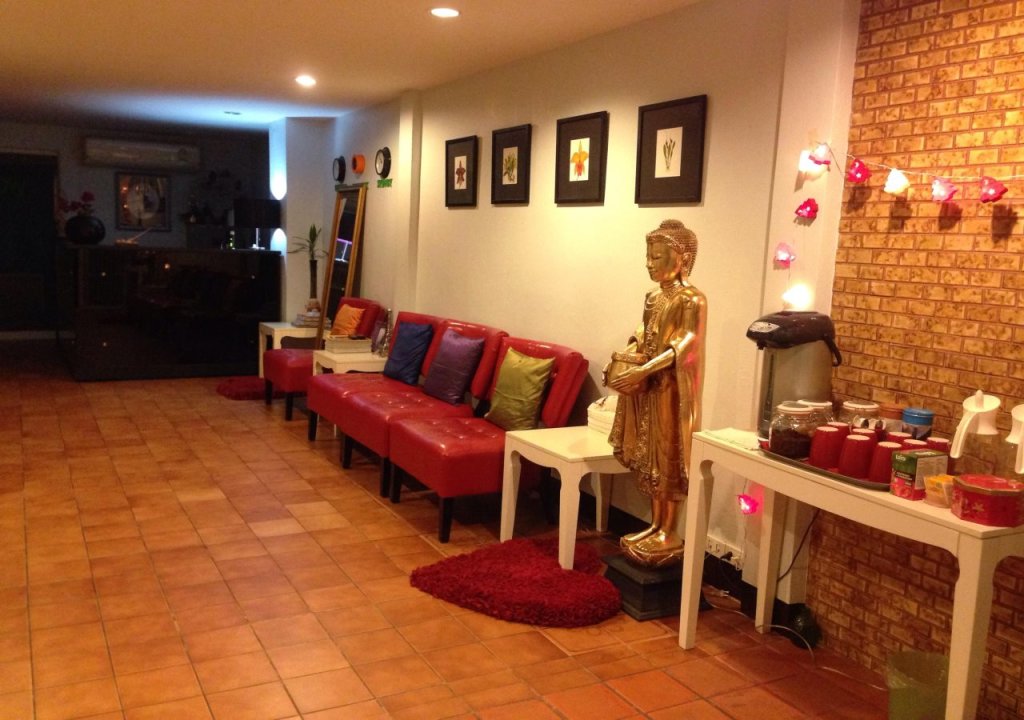 Бангкок: Lovely House Silom