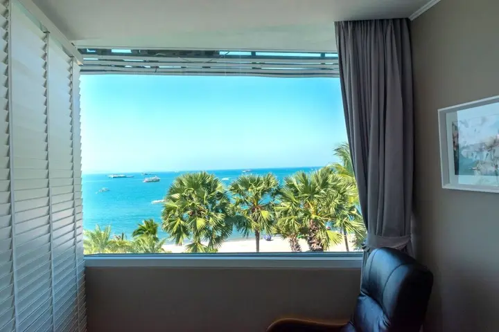 Паттайя: The Beach Front Resort Pattaya  - SHA Plus
