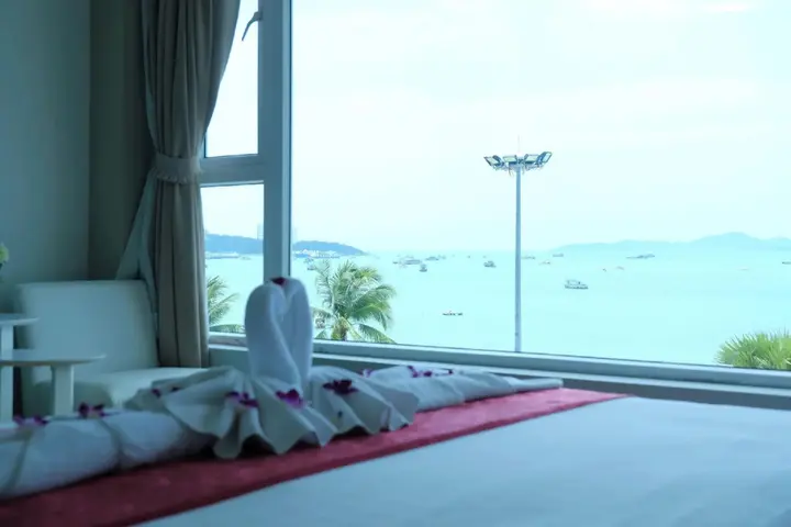 Паттайя: The Beach Front Resort Pattaya - SHA Plus