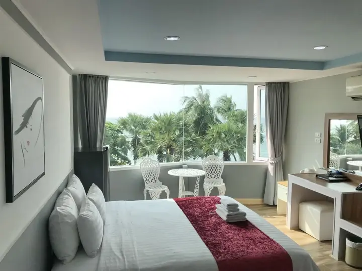 Паттайя: The Beach Front Resort Pattaya - SHA Plus