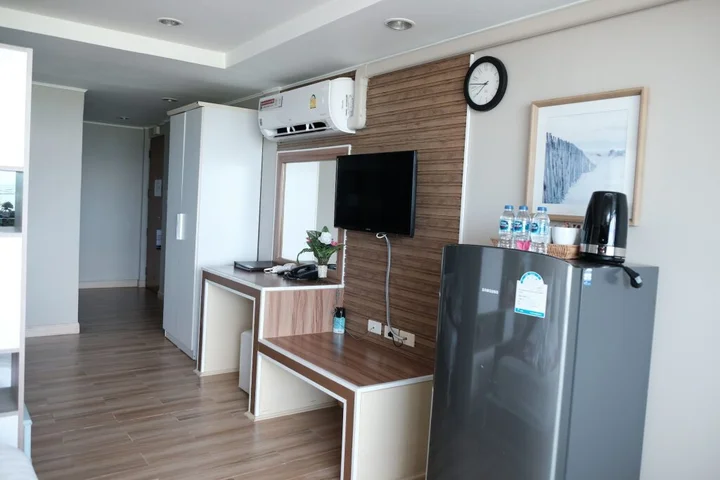 Паттайя: The Beach Front Resort Pattaya  - SHA Plus