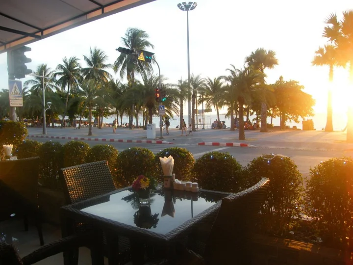 Паттайя: The Beach Front Resort Pattaya  - SHA Plus
