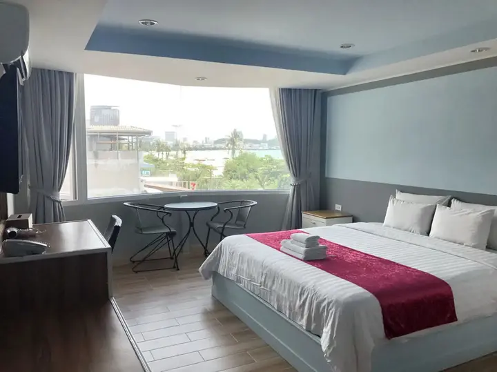Паттайя: The Beach Front Resort Pattaya - SHA Plus