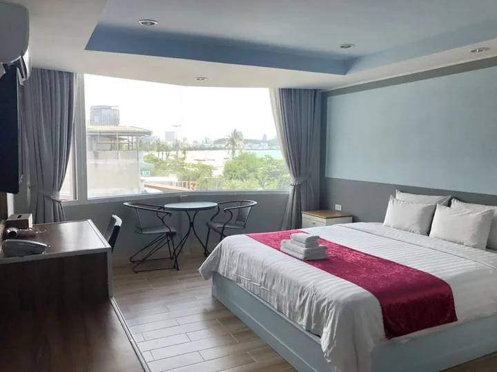 Паттайя: The Beach Front Resort Pattaya  - SHA Plus