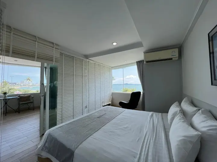 Паттайя: The Beach Front Resort Pattaya - SHA Plus