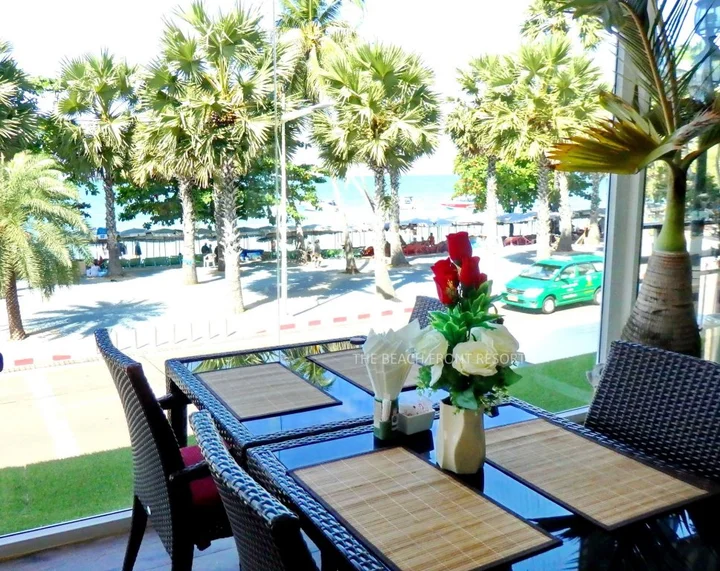 Паттайя: The Beach Front Resort Pattaya - SHA Plus