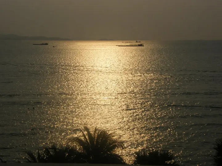 Паттайя: The Beach Front Resort Pattaya - SHA Plus