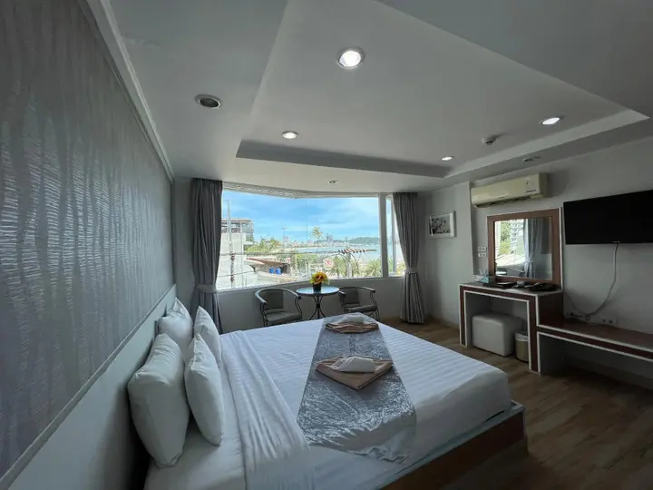 Паттайя: The Beach Front Resort Pattaya - SHA Plus