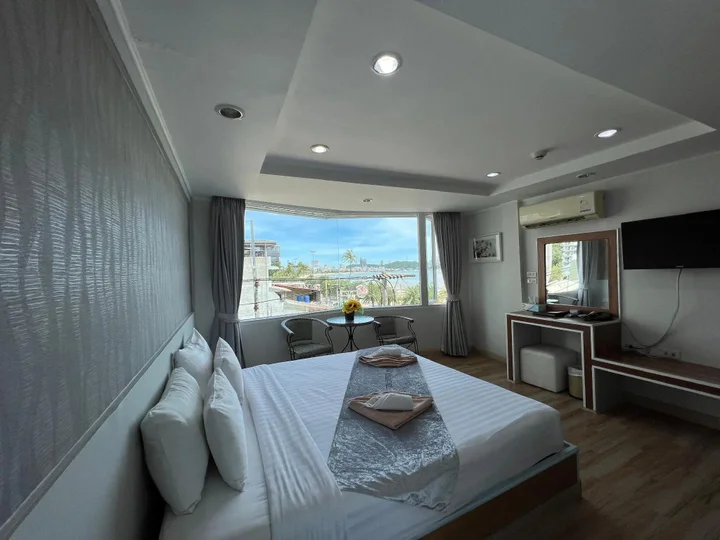 Паттайя: The Beach Front Resort Pattaya  - SHA Plus
