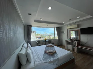 Паттайя: The Beach Front Resort Pattaya - SHA Plus