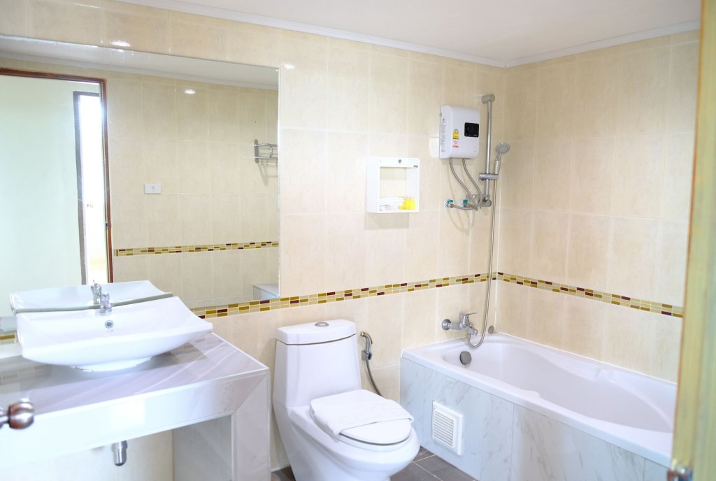 Паттайя: The Beach Front Resort Pattaya  - SHA Plus