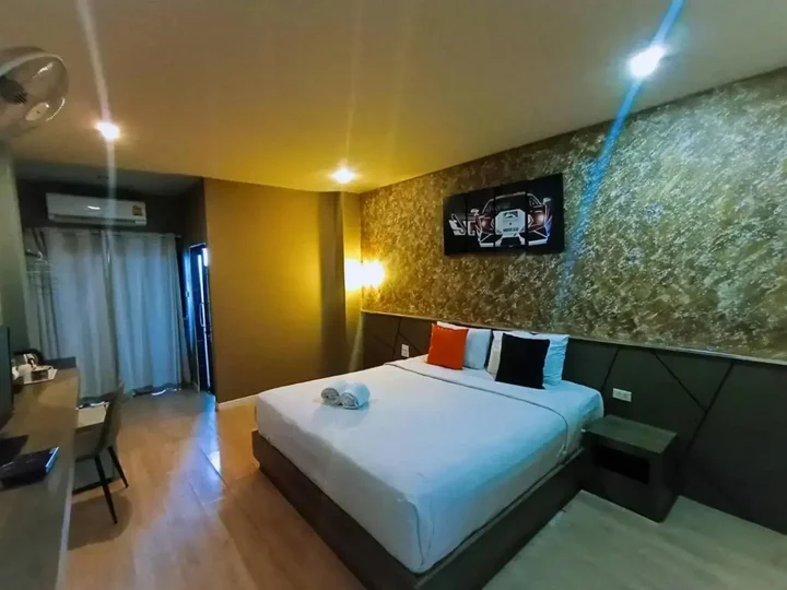 Бури Рам: The S Hotel