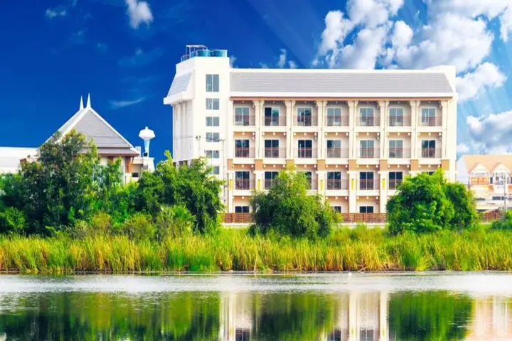 Кхонкэн: The Lake Hotel