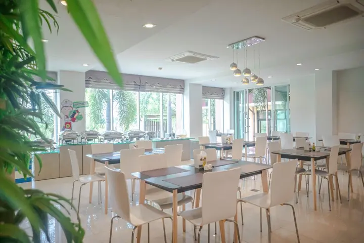 Кхонкэн: The Lake Hotel