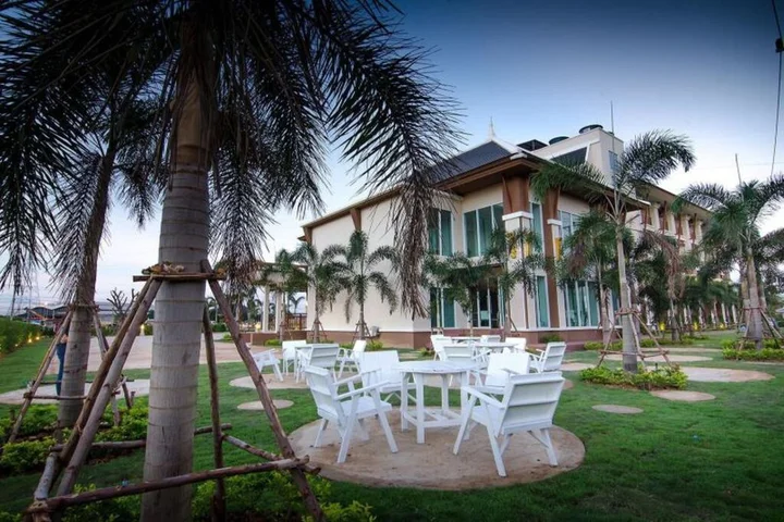 Кхонкэн: The Lake Hotel