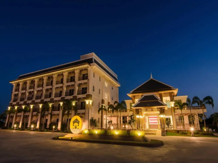 Кхонкэн: The Lake Hotel