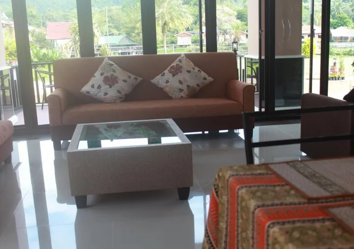Май-Ай: Saranya River House