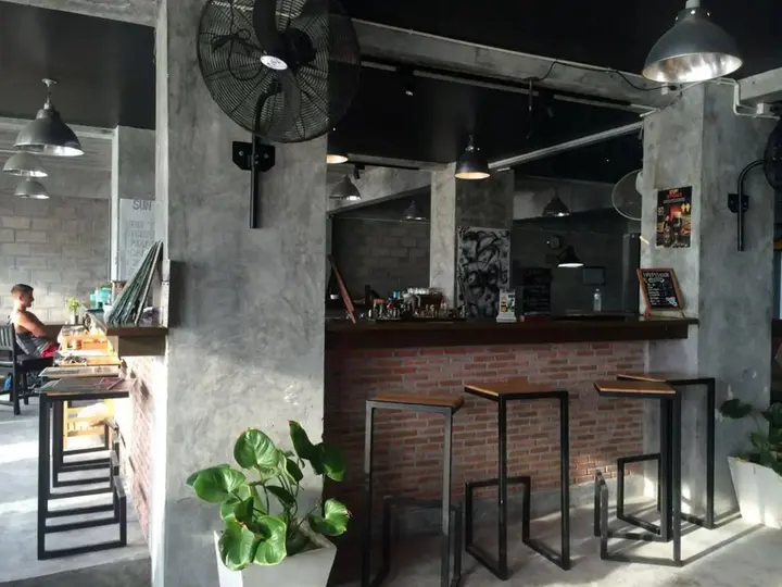 Мэй-Хаад-Бэй: Bro&Sis Place