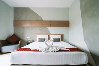 Бури Рам: Ray Hotel