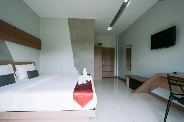 Бури Рам: Ray Hotel