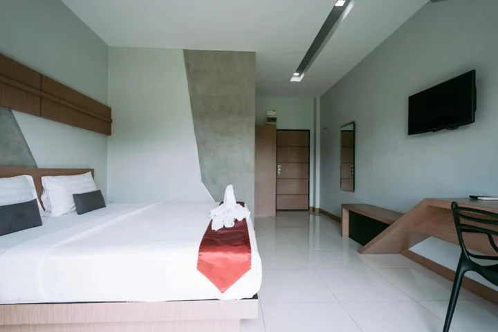 Бури Рам: Ray Hotel