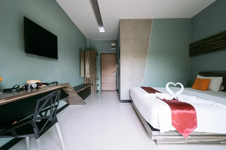 Бури Рам: Ray Hotel