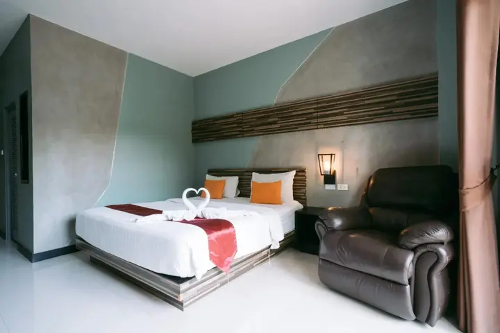 Бури Рам: Ray Hotel