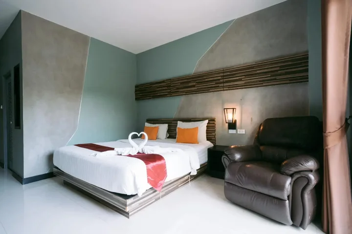 Бури Рам: Ray Hotel