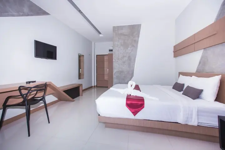 Бури Рам: Ray Hotel