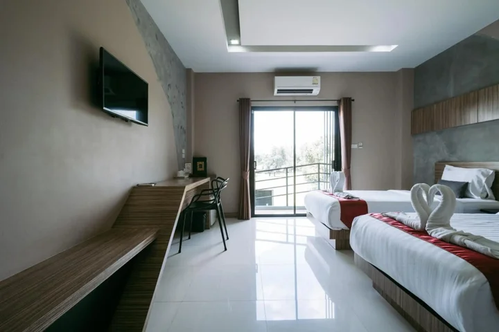 Бури Рам: Ray Hotel