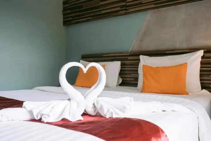 Бури Рам: Ray Hotel