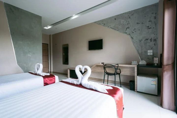 Бури Рам: Ray Hotel
