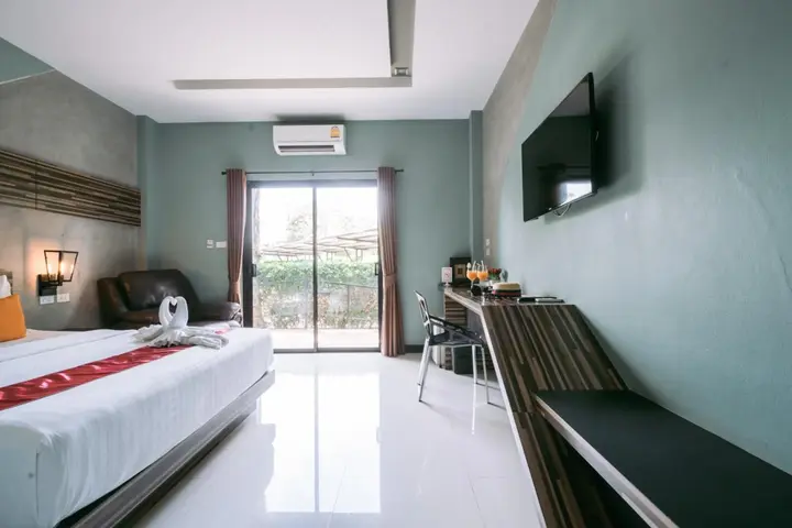 Бури Рам: Ray Hotel