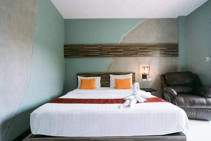 Бури Рам: Ray Hotel