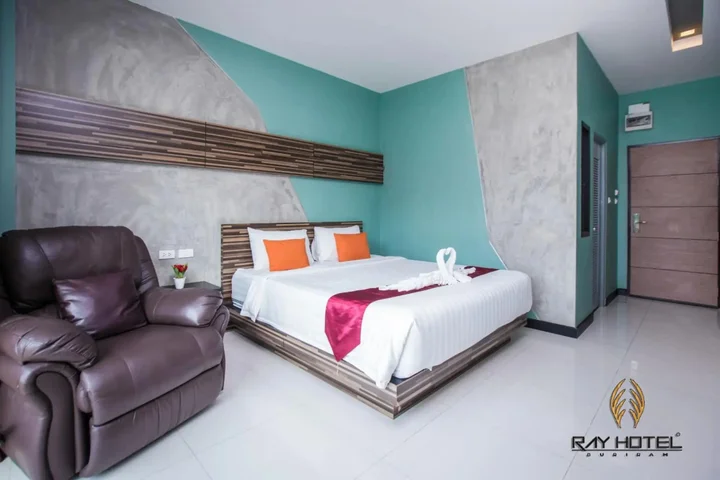 Бури Рам: Ray Hotel