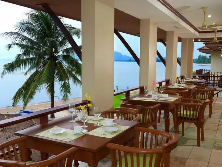 Pathio: Sara Beachfront Boutique Resort