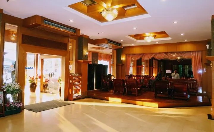 Нонтхабури: The Rich Hotel