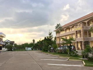 Кхэм Сон: Worachat House