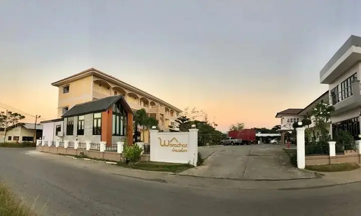 Кхэм Сон: Worachat House