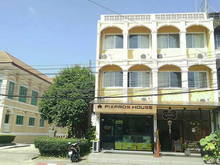 Муанг: In Phuket House