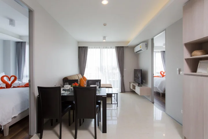 Тхаланг: 6th Avenue Surin Beach