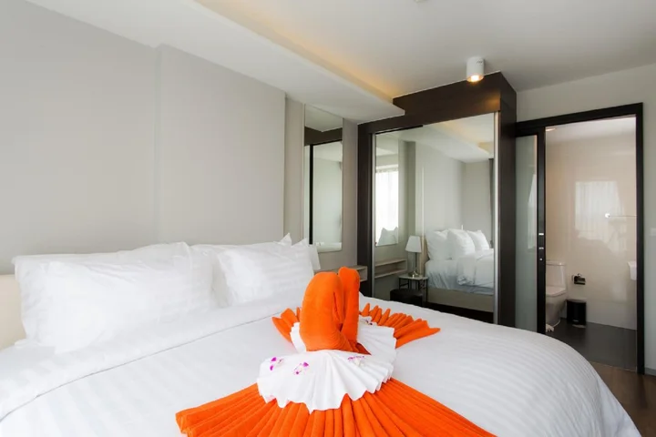 Тхаланг: 6th Avenue Surin Beach
