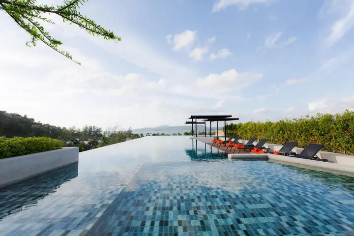 Тхаланг: 6th Avenue Surin Beach