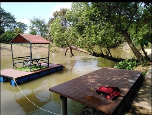 Тха-Май-Руак: Kaengkrachan River Hut