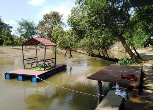 Тха-Май-Руак: Kaengkrachan River Hut