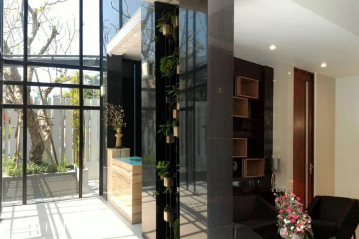Сирача: The Sriracha Residence
