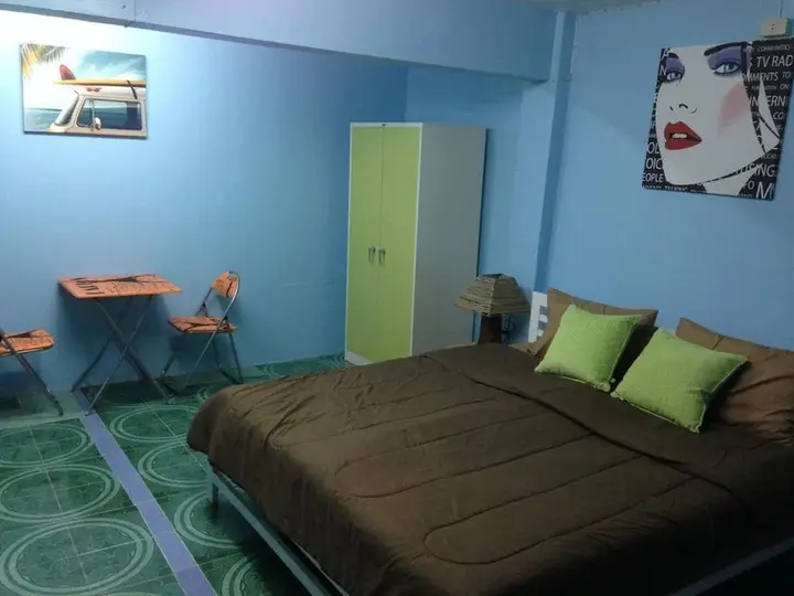 Сураттхани: Room at Surat